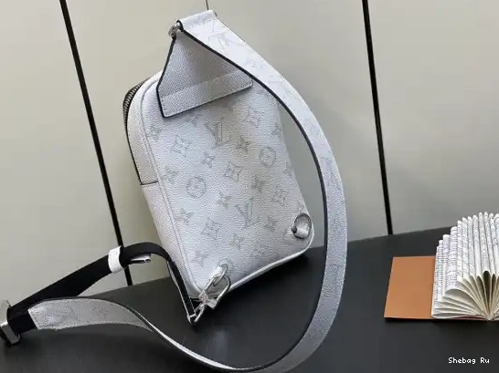 OUTDOOR VUITTON LOUIS SLINGBAG 0318