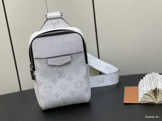 OUTDOOR VUITTON LOUIS SLINGBAG 0318