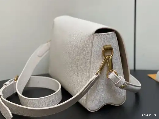 VUITTON Twist-27*19*9CM LOUIS Soft 0313