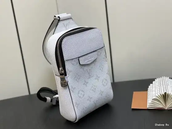 OUTDOOR VUITTON LOUIS SLINGBAG 0318