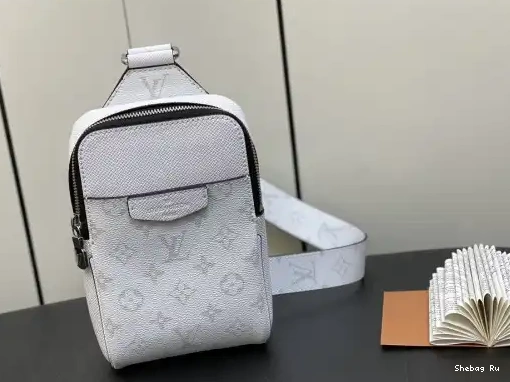 OUTDOOR VUITTON LOUIS SLINGBAG 0318